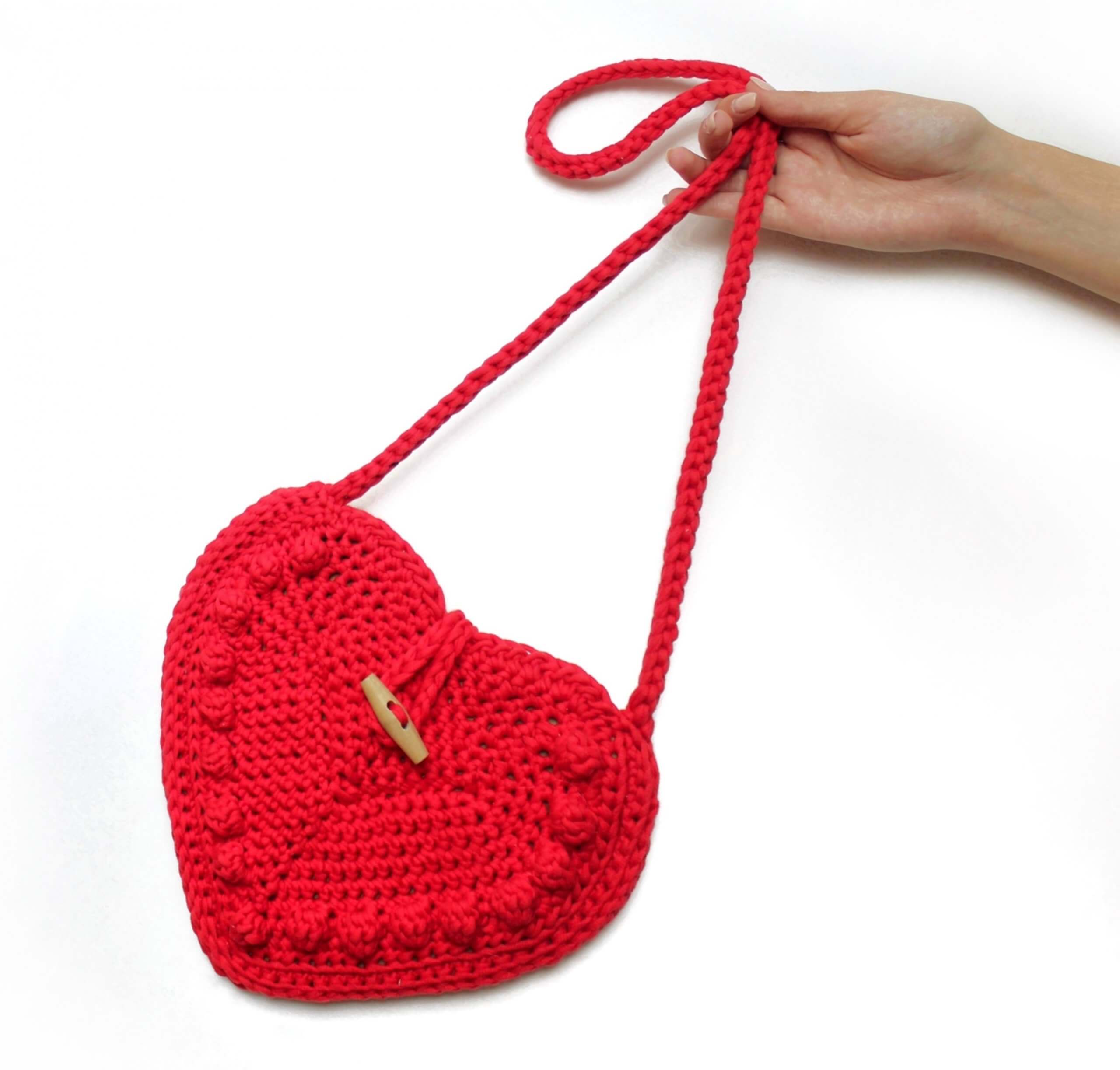 Crochet geometric heart bag! Full tutorial on my yt! • • • #crochetbag  #crochetshoulderbag #crochetheart #crochetvalentine #valentines…